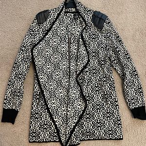 Flattering Luli black and cream zip up sweater